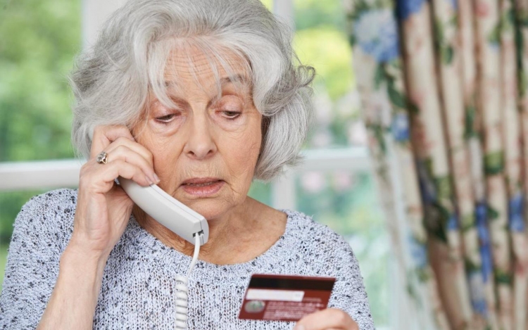 Telefonos csalások: ne utaljanak át idegeneknek pénzt!