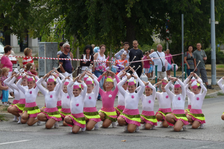 Helló Európa, helló Tatabánya! Menetelünk!