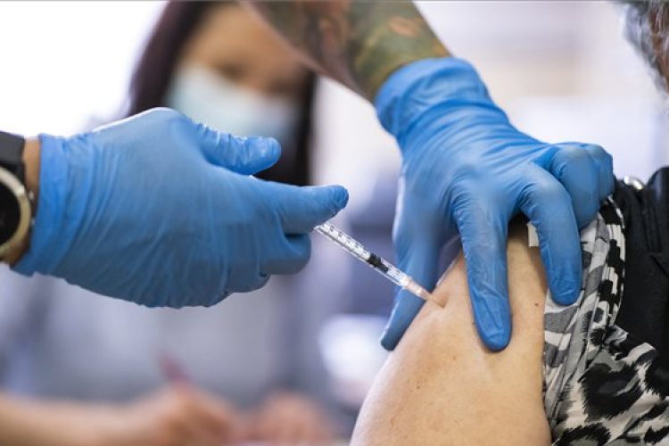 Meghaladta a 45 milliót a beadott oltásdózisok száma Nagy-Britanniában