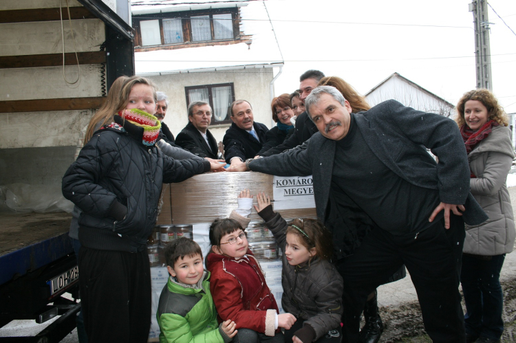Megérkezett a COOP élelmiszeradománya Komárom-Esztergom megyébe