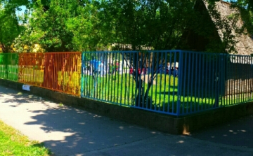 Színes kerítés várta a bölcsődéseket