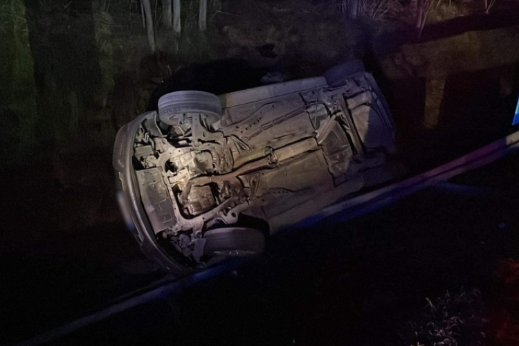 Tizenegy határsértővel árokba borult egy embercsempész autója Bácsalmáson