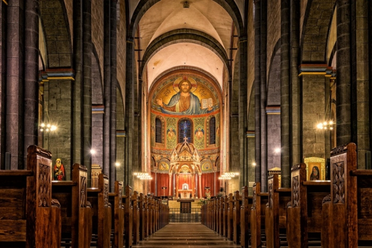 Vasárnaptól ismét kötelező a katolikus híveknek a szentmise