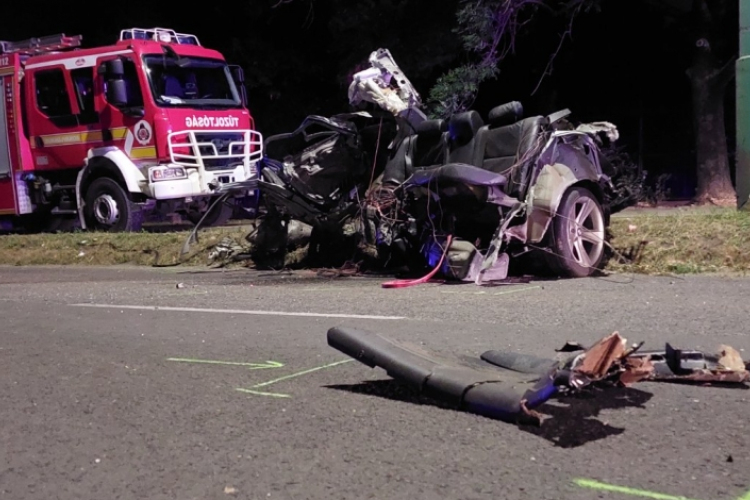 Oszlopnak csapódott egy autó Dunaújvárosban, ketten meghaltak