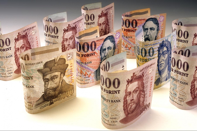 Buda-Cash - Sorban állnak pénzükért Miskolcon