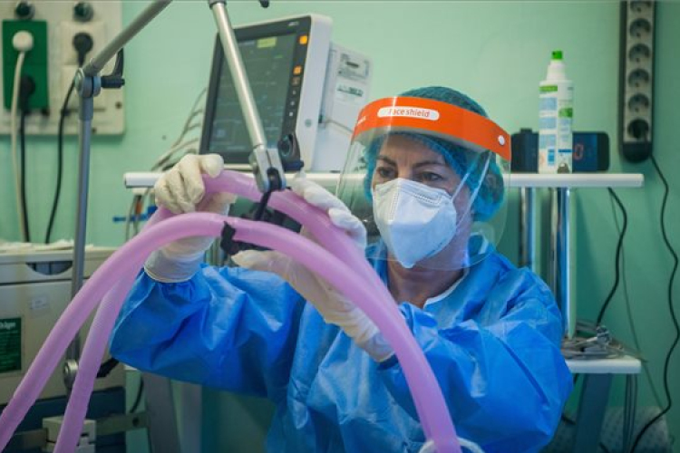 A fertőzöttek száma 240,7 millió, a halálos áldozatoké 4,89 millió a világon