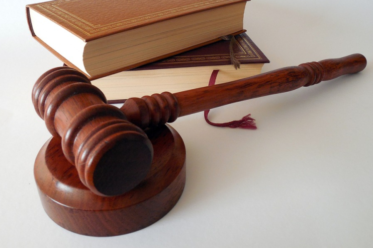 Vádat emeltek egy nő ellen, aki kifosztotta eszméletlen áldozatát