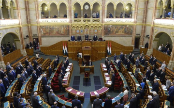 Interpellációk és azonnali kérdések hangzanak el a parlamentben