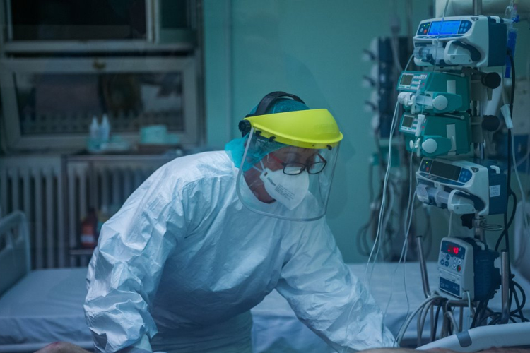 A fertőzöttek száma 237,8 millió, a halálos áldozatoké 4,85 millió a világon