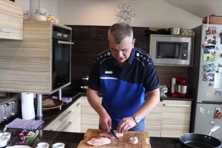 Főzzünk Robival! Tésztalepényben sült, fűszeres csirkemell - VIDEÓ