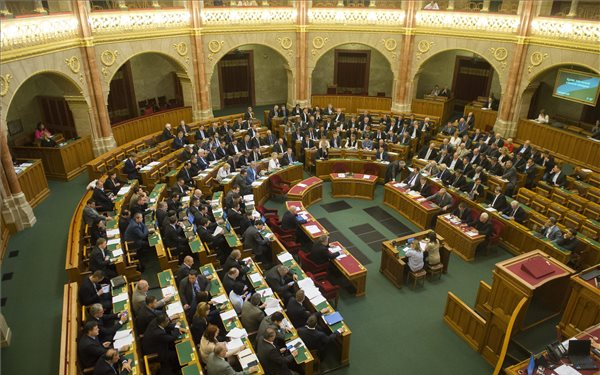 Tizenkilenc előterjesztésről szavaz a parlament 