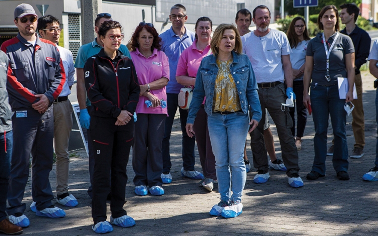 Gyalogátkelőket tettek biztonságosabbá a Bridgestone önkéntesei