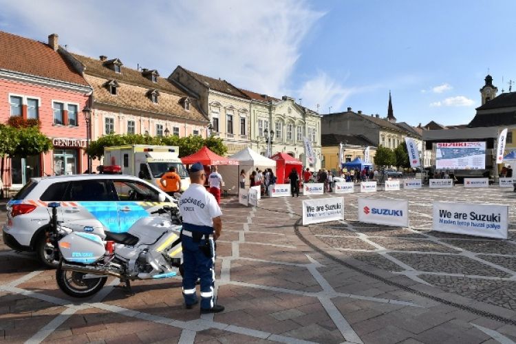 Légzsákok robbantak fel az esztergomi Széchenyi téren