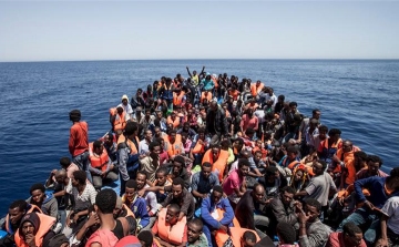 Olasz titkosszolgálat: dzsihadisták rejtőznek a tengeren érkező migránsok között