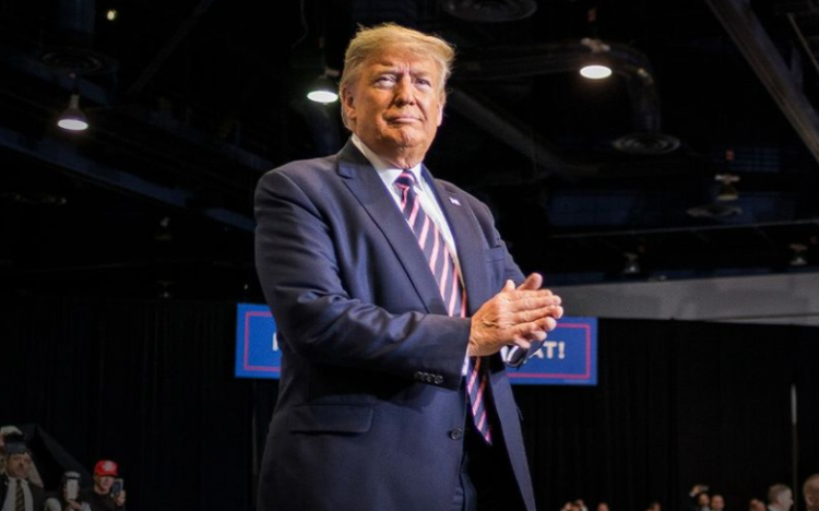 Trump rendeletet írt alá egyes érzékenyítő tanfolyamok tilalmának kiterjesztéséről