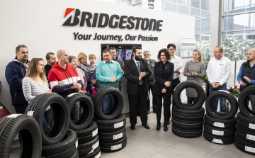 Gumiabroncsokkal segíti a nagycsaládosokat a Bridgestone