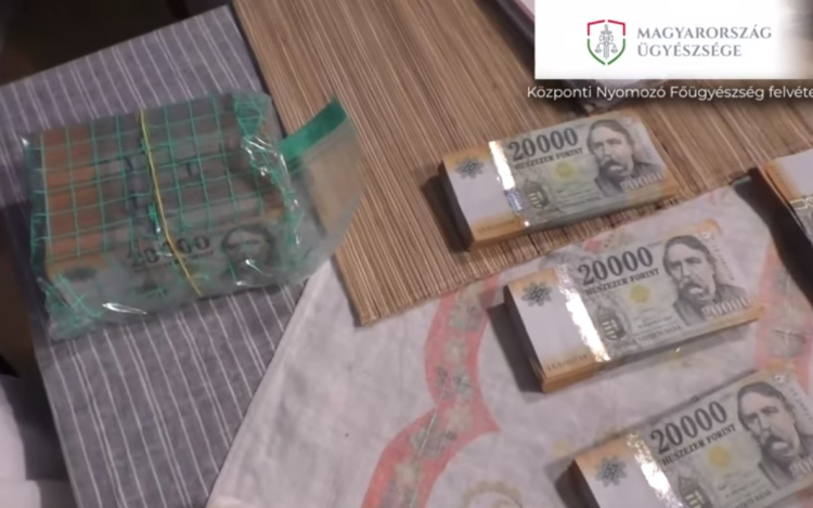 Ajándék luxus golfhétvégék és egy 600 ezer forint értékű futópad minisztériumi támogatásokért cserébe - videóval