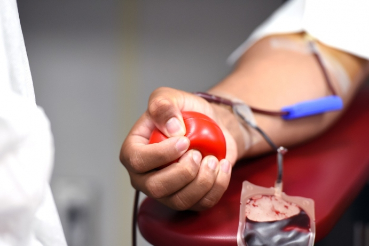 Plakátkampánnyal buzdít véradásra a Magyar Vöröskereszt