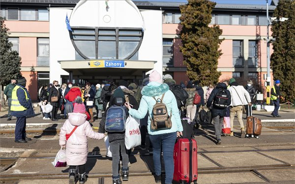 Bakondi: minden menekültnek segít Magyarország