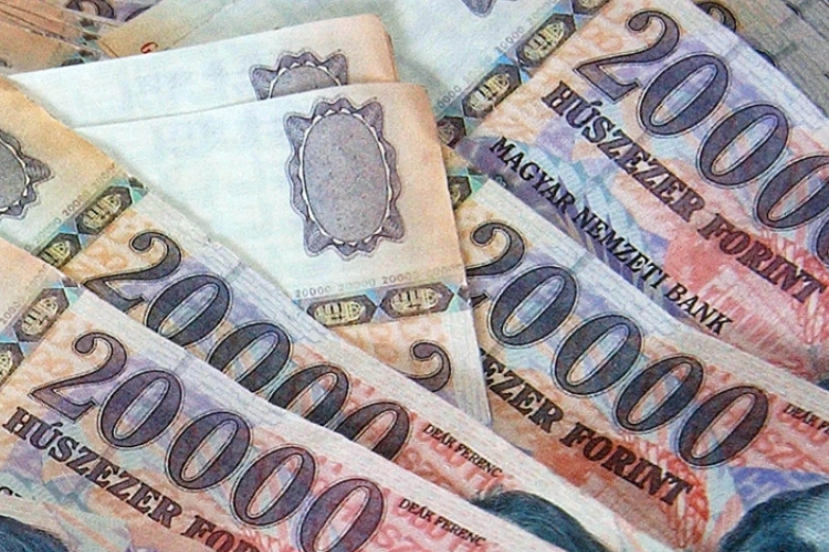 Idén csaknem a harmadával többet tettek félre havonta a magyarok