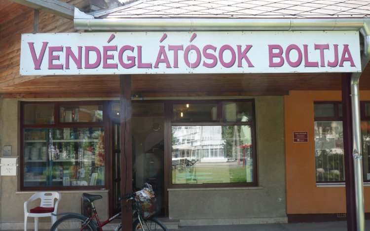 Félted a porcelánjaidat? 100 főnek csomagolnál esküvői sütit?