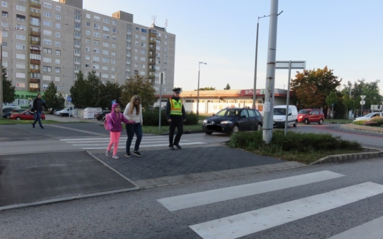 RENDŐRÖK ÜGYELNEK A GYEREKEK BIZTONSÁGÁRA