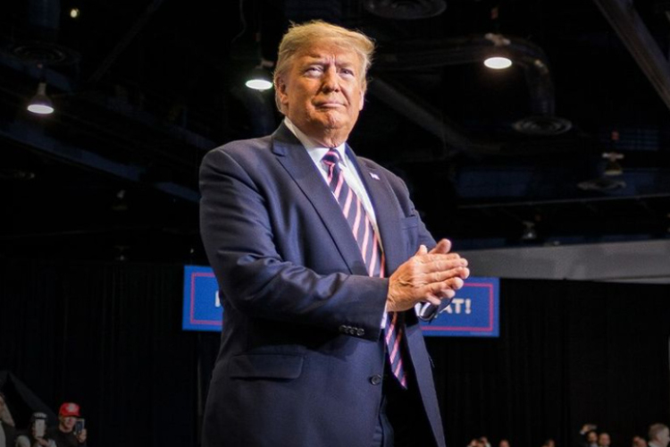 Trump rendeletet írt alá egyes érzékenyítő tanfolyamok tilalmának kiterjesztéséről