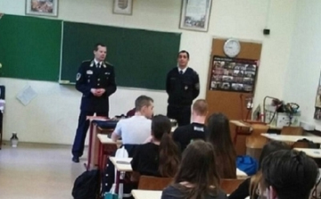 RENDŐRÖK AZ ISKOLÁBAN