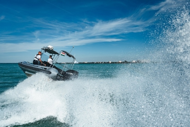 Homokpadra futott vitorlást mentettek a balatoni vízirendőrök