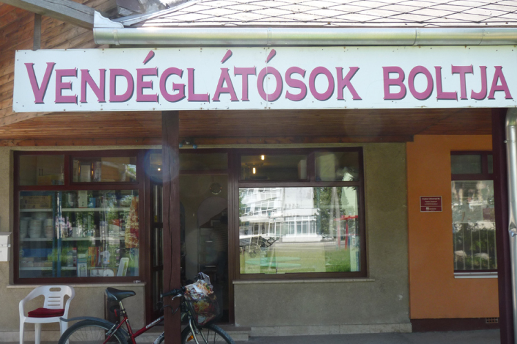 Félted a porcelánjaidat? 100 főnek csomagolnál esküvői sütit?