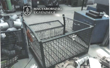 Leesett a fémkosár a dolgozóval, súlyosan megsérült - Fotók